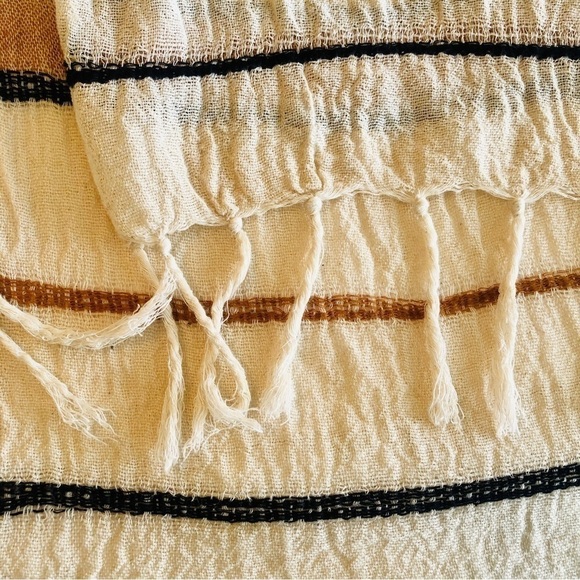 On The Road Kimono Shawl Wrap Ruana Woven Ivory Tan Navy Woven Fringe One Size - Picture 10 of 16